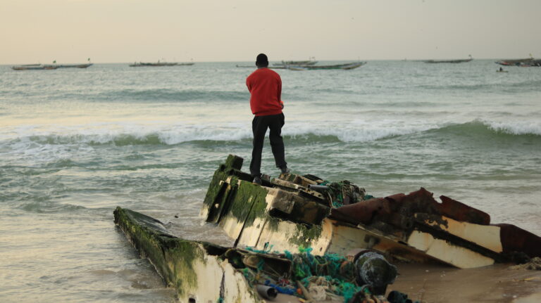 photographie d'un homme face à la mer en Mauritanie