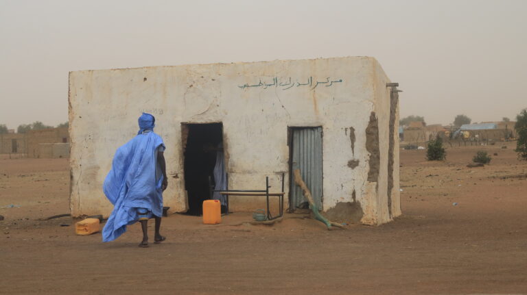 photographie d'un homme de dos en Mauritanie