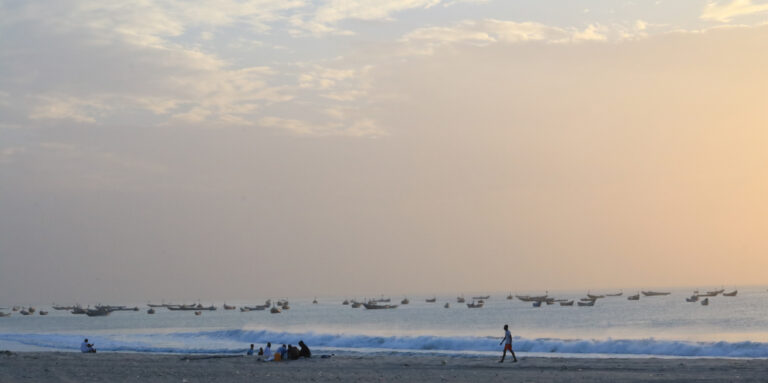 photographie de paysage de mer avec bateaux de pêche en Mauritanie